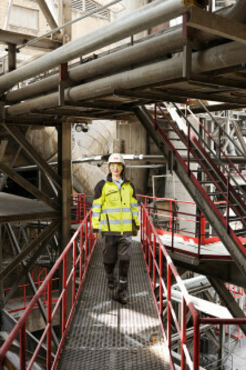 1727094938_female_engineer_safety-glasses_(1)