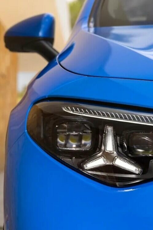 1742291325_cla2025-blau-scheinwerfer-w1680xh945-cutout