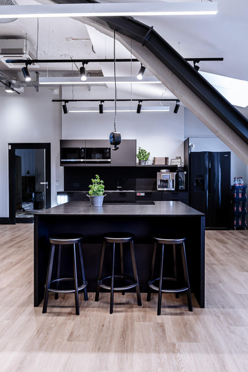 1758899403_Office-FFM-2N8A8734