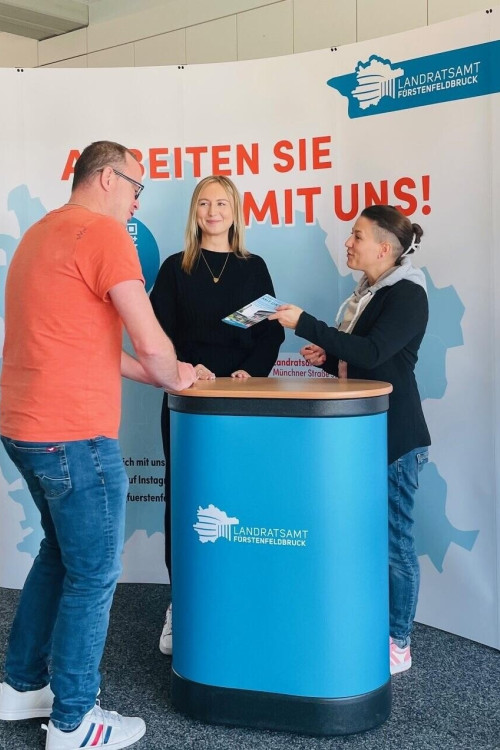 1772793679_Messestand_neu_mit_Menschen